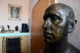Busta Karla Čapka v jeho pracovně.