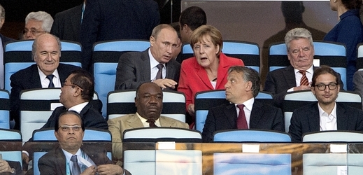Vladimir Putin při sledování fotbalového zápasu na letošním mistrovství.