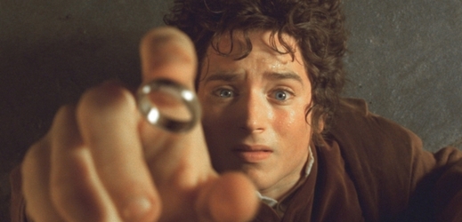 Herec Elijah Wood ve filmu Pán prstenů: Společenstvo Prstenu, natočeném podle knihy J. R. R. Tolkiena.