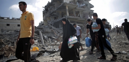 Palestinci opouštějí své zničené domovy během krátkého příměří.