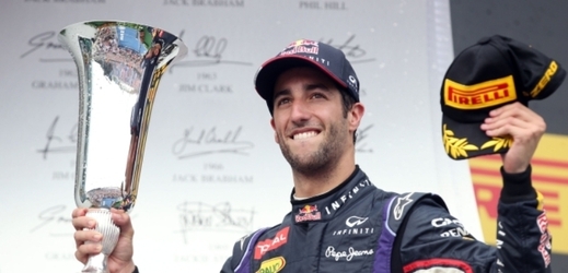 Australský pilot formule 1 Daniel Ricciardo slaví triumf na VC Maďarska.