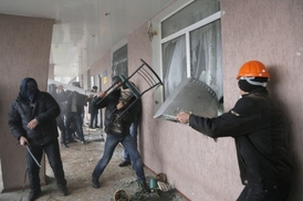 Proruští separatisté obsazují Horlivku, duben 2014.