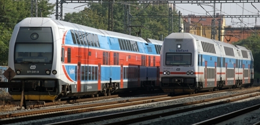 Osobní vlaky nahradily v době přerušení autobusy (ilustrační foto).
