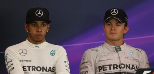 Piloti stáje Mercedes Lewis Hamilton (vlevo) a Niko Rosberg.