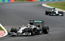 Lewis Hamilton v Maďarsku odmítl pustit před sebe stájového kolegu Niko Rosberga.