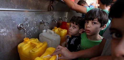 Dlouhé fronty na vodu v Gaze.