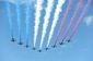 Zakaboněné, ale i naprosto čisté nebe, které v úvodu závodu přikrášlily britské stíhací letouny. (Foto: ČTK/PA/Asadour Guzelian/Daily Telegraph)