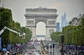 V poslední etapě v Paříži už tradičně nešlo o výsledek. Závodníci si v sedle užili vytoužený, tvrdě vydřený přípitek šampaňského. (Foto: ČTK/ZUMA/David Stockman)
