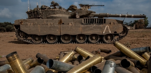 Izraelský tank Merkava na hranici s Gazou.