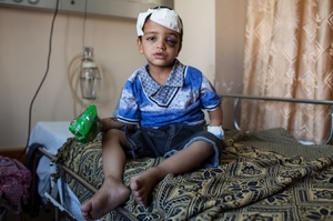 Zraněný palestinský chlapec. Při ofenzívě Izraele v Gaze zahynulo dosud přes tisíc lidí.