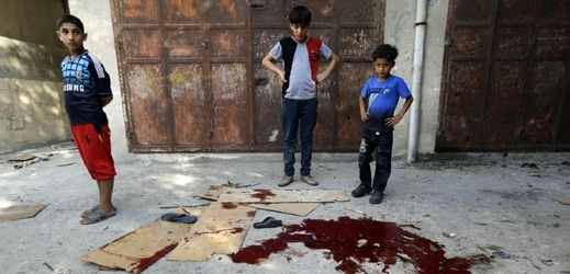 Krev obětí výbuchu v Gaze.
