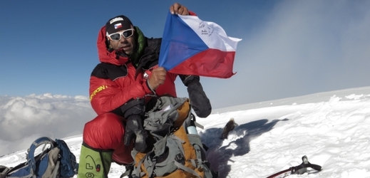 Horolezec Radek Jaroš na vrcholu K2.