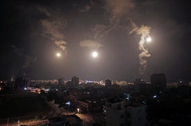 Centrum Gazy osvícené světlicemi izraelské armády.