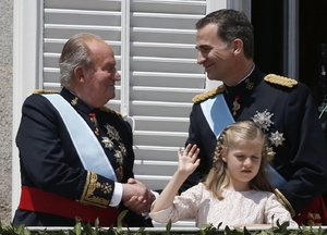 Abdikující Juan Carlos a jeho nástupce princ Felipe.