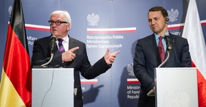 Německý šéf diplomacie Steinmeier a jeho polský kolega Sikorski.