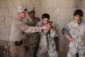 Američané cvičí ve střelbě Afghánce.