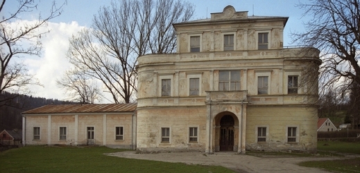 Potomkům Josefiny Czerninové, konkrétně Karlu-Eugenu Czerninovi, byl vydán například zámek Velichov.