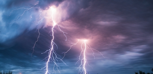 Meteorologové varují před silnými bouřkami.