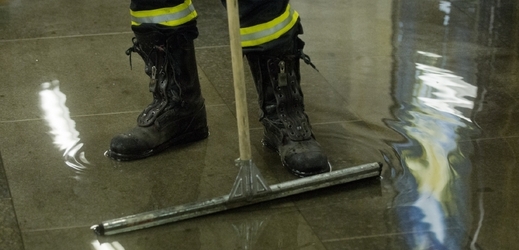 Přívalové deště s bouřkami mohou potrápit i hasiče (ilustrační foto).