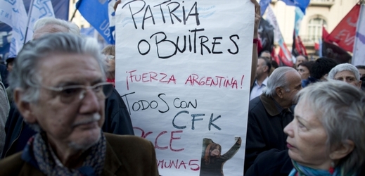 Demonstrace Argentinců na podporu jejich vlády. Spor nebyl vyřešen kvůli "supím" fondům, které chtějí plnou splátku dluhů.