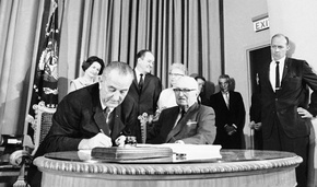 Americký prezident Lyndon B. Jonhson (vlevo) zatáhl USA do války ve Vietnamu.