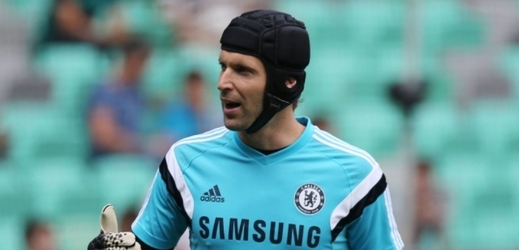 Brankář Petr Čech se v Chelsea rve po pozici jedničky. 