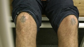 Policistům se podařilo muže bezpečně identifikovat podle tetování na kolenou.