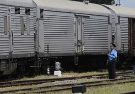 Těla obětí byla z Ukrajiny převezena ve speciálních vlacích, které byly pod dozorem policie. Charkovské nádraží, 22. července 2014.