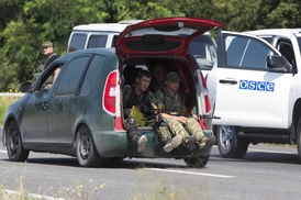 Povstalci projíždějící kolem příslušníků mise OBSE.
