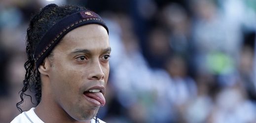 Brazilec Ronaldinho by se údajně mohl vrátit do Evropy.