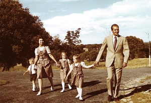 Juan Carlos s manželkou a dítky roku 1975.