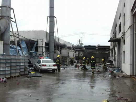 Továrna po explozi.