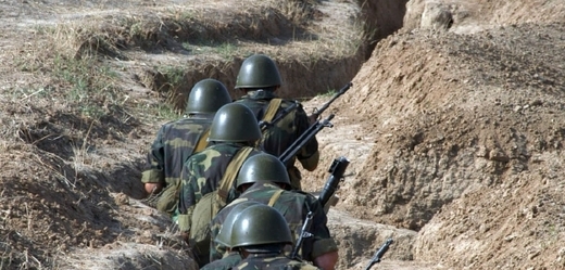 Náhorní Karabach je horkým územím už spoustu let. Na snímku vojenské cvičení v roce 2004.