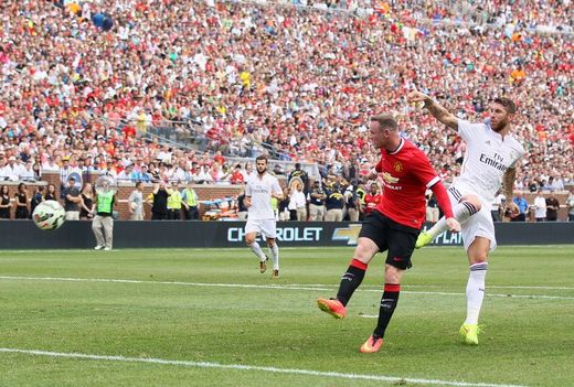 Wayne Rooney v akci před více než sto tisíci diváky.