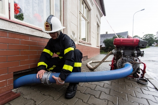 V obci Svratka na Žďársku zaplavila voda po přívalovém dešti několik domů. Ze sklepů ji odčerpávali hasiči.