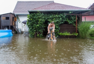 Rozvodněná Svratka po vydatném dešti v Herálci na Žďársku.