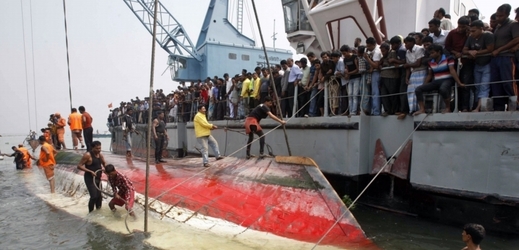 Nehody přívozních plavidel jsou v Bangladéši relativně běžné, především kvůli nedodržování bezpečnostních pravidel a častému přetěžování lodí.