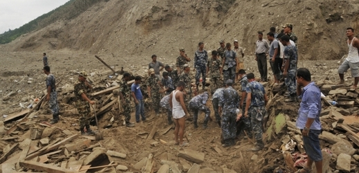 Po víkendových sesuvech v Nepálu bylo nalezeno 33 těl.