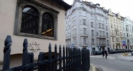 Pinkasova synagoga (vlevo) v Praze.