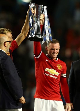 Nový kapitán Wayne Rooney s pohárem pro vítěze přípravného turnaje.