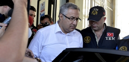 Zatčení bývalého šéfa protiteroristického oddělení Yurta Atayuna v Istanbulu.