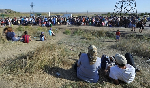 Proudy uprchlíků na ukrajinsko-ruské hranici.