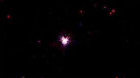 Sedmihodinový záblesk gama z roku 2011. Obrázek je složený z pozorování rentgenového teleskopu na družici Swift.
