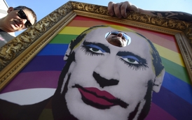 Účastníci loňského Pochodu hrdosti homosexuálů nesli stylizovaný portrét ruského prezidenta Vladimira Putina v narážce na nedlouho předtím přijatý zákon o zákazu propagace homosexuality mezi mládeží.