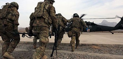 Převoz raněného vrtulníkem v Afghánistánu.