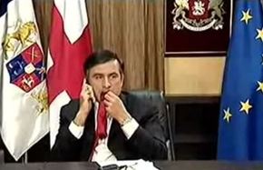 Gruzínského exprezidenta proslavily záběry, jak v přímém přenosu hryže svou kravatu.