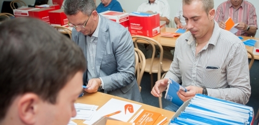 Sčítání vnitrostranického korespondenčního referenda ČSSD probíhalo 6. srpna v Praze.