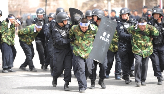 Policie cvičí postupy proti muslimským demonstrantům.