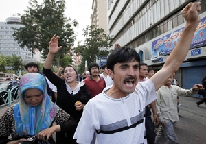 Protest Ujgurů v Urumči.