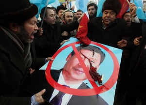 Ujgurové v Turecku pálí obraz čínského prezidenta.